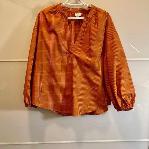 Burnt orange plaid v-neck top with sleeves. Beautiful top for fall 🍁 - Picture 6 of 6